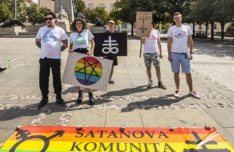 Ptice satanist na akci za podporu LGBT komunity. Úpln vpravo nejaktivnjí...