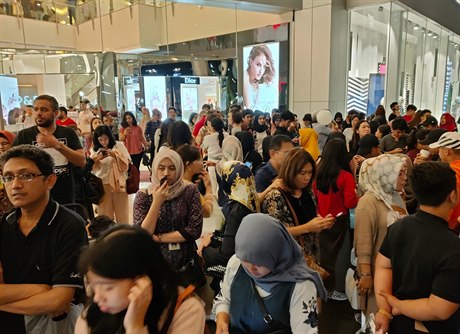 Lidé ped nákupním centrem v Jakart poté, co Indonésii zasáhlo silné...