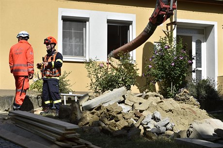 V pondělí se hasičům podařilo překonat betonový blok, který byl součástí...