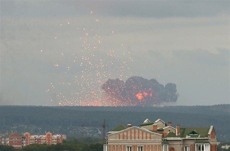 Výhled na stoupající plameny a dým po explozi v muniním skladu poblí...