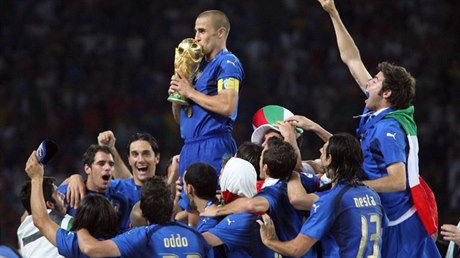 Fabio Cannavaro slaví italské prvenství.