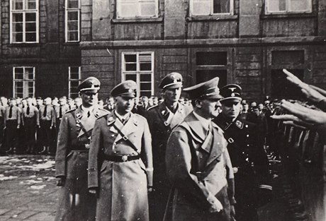 Adolfa Hitlera přivítali 16. března 1939 na Pražském hradě také studenti...