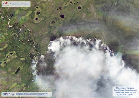 Satelitní snímek zachycující sibiskou tajgu v plamenech.