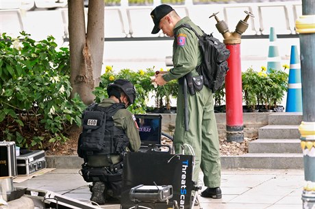 Thajští vyšetřovatelé zkoumají příčinu explozí, které v Bangkoku zranily...