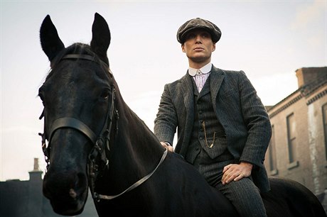 Na koni. Seriál Peaky Blinders: Gangy z Birminghamu. Tvrce: Steven Knight.