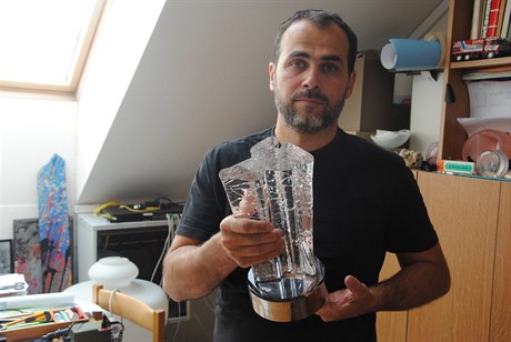 Sklá Ondej Strnadel z Valaského Meziíí vyrábí trofeje pro Moto GP.