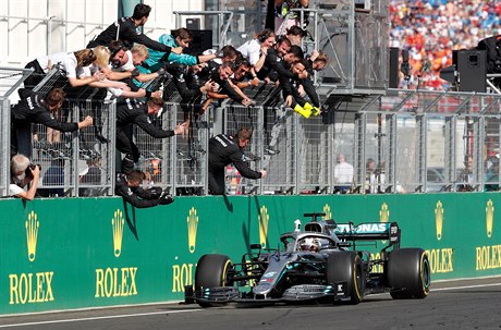Lewis Hamilton v cíli Velké ceny Maďarska formule 1.