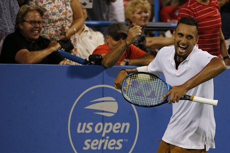 Nick Kyrgios se bí radovat s divákem, který mu poradil, kam poslat závrené...