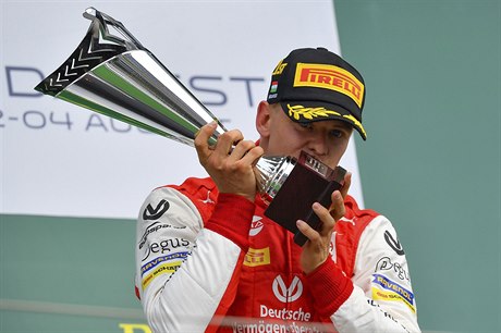 Vítz Velké ceny Maarska formule 2 Mick Schumacher.