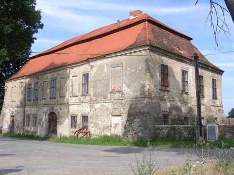 Barokní zámek Píovy na archivním snímku.