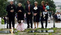 Saoirse Kennedyov Hillov v roce 2000 pokld blou ri k hrobu svho...