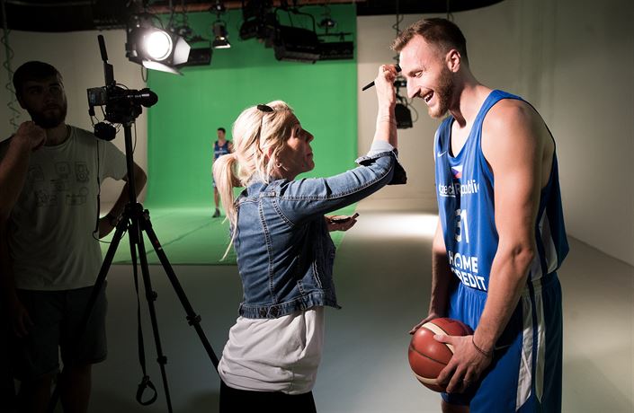 Basketbalista Martin K�í� na oficiálním focení pro �eskou televizi p�ed MS.