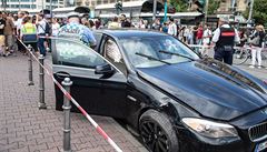 Policie proetuje poniené vozidlo nedaleko nádraí ve Frankfurtu nad Mohanem.