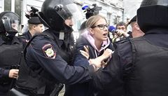 Na opozin demonstraci v Moskv zadrela policie 828 lid, aktivistku zatkli u v taxku