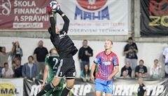 Zleva Luká Pokorný z Bohemians, branká Bohemians Roman Vale a Ondej Mihálik...