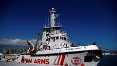 Posádka lodi panlské nevládní organizace Proactiva Open Arms, na její palub...