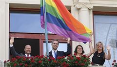 Vedení magistrátu vyvěsilo na budovu Nové radnice duhovou vlajku na podporu Prague Pride