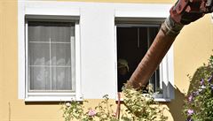 Chybí p�ekonat zhruba je�t� dva metry, aby se hasi�i dostali na dno studny