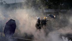 V Hongkongu demonstruj proti nsil na protestujcch. Soud e policisty, kte dajn zbili zadrenho mue