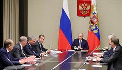 Ruský prezident Vladimir Putin a premiér Dmitrij Medvedv (první nalevo od...
