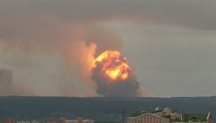 Výhled na stoupající plameny a dým po explozi v muniním skladu poblí...