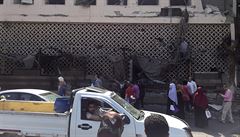 Obané prohledávají trosky poniené fasády káhirského zdravotnického centra,...
