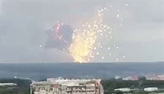 Screenshot videa zachycuje explozi muniního skladu poblí statisícového...
