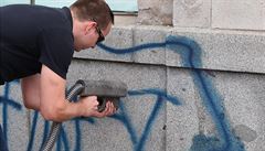 Firma Narran zase ukázala, jak lze sprejerský nápis odstranit laserem.