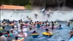VIDEO: Neštěstí v čínském akvaparku. Návštěvníky smetla obrovská vlna, zranilo se 44 lidí