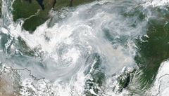 Satelitní snímky NASA ukazují kou nad Sibií z lesních poár.