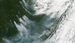 Satelitní snímky NASA ukazují kou nad Sibií z lesních poár.