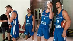 etí basketbalisté (zleva) Martin Kí, Jakub iina, Patrik Auda a Luká...