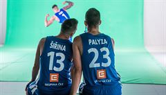 Basketbalisté Jakub iina a Luká Palyza na oficiální focení, v pozadí Patrik...