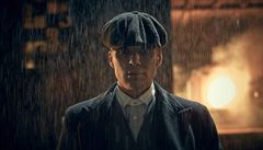 Tommy v de�ti. Seriál Peaky Blinders: Gangy z Birminghamu. Tv�rce: Steven...