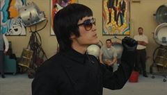 Mike Moh jako Bruce Lee. Snímek Tenkrát v Hollywoodu (2019). Režie: Quentin...