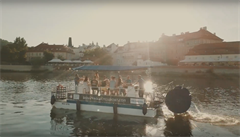 Prague Cycle Boat nově vozí turisty po Vltavě. | na serveru Lidovky.cz | aktuální zprávy