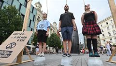 Tři symboličtí oběšenci se 30. července 2019 objevili na brněnském náměstí... | na serveru Lidovky.cz | aktuální zprávy