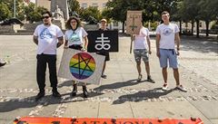 Pětice satanistů na akci za podporu LGBT komunity. Úplně vpravo nejaktivnější...
