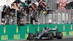 Hamilton dohnal velkou ztrátu na Verstappena a ovládl Velkou cenu Maďarska
