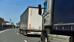 Kamiony na dálnici (ilustrační foto).