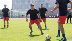 Redaktor LN (uprost�ed) b�hem fotbalového tréninku noviná�� pod vedením...