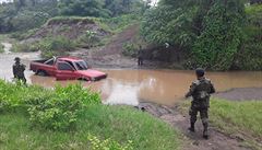 Poblí spadlých letadel s kokainem v Guatemale police nalezla oputná vozidla.