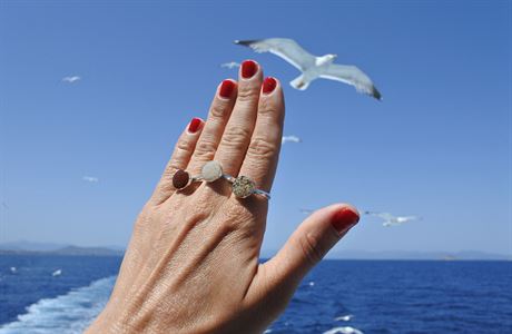 Náramky, prsteny i manžetové knoflíčky. Písek do nich sbíráme po celém  světě, říkají designéři | Design | Lidovky.cz