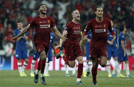 Hrái Liverpoolu se radují ze zisku trofeje