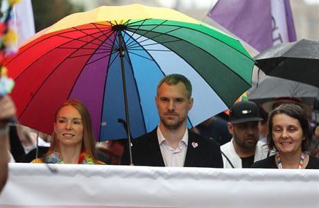 Prask primtor Zdenk Hib na prvodu za prva LGBT komunity Prague Pride
