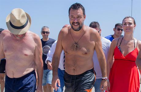 Salvini vede kampa i v dob, kdy si vtina Ital uívá dovolené.