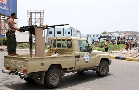 Separatisté hlídkují  nasilnici bhem stet s vládními silami v Adenu.