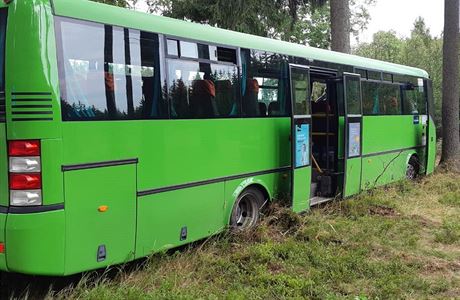 Autobus, kter sjel ze silnice a narazil u obce Jmy na rsku do stromu.