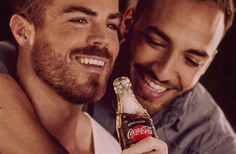 Láska je láska. Reklamní kampa spolenosti Coca-Cola, která má v Maarsku za...