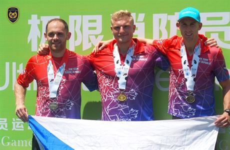 Na snímku zleva stíbrný Jan Haderka, zlatý Michal Brousil a bronzový Pavel...